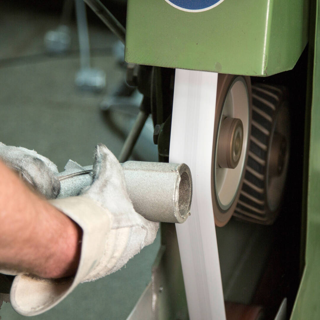 XK733X-application-removal-of-spures-backstand